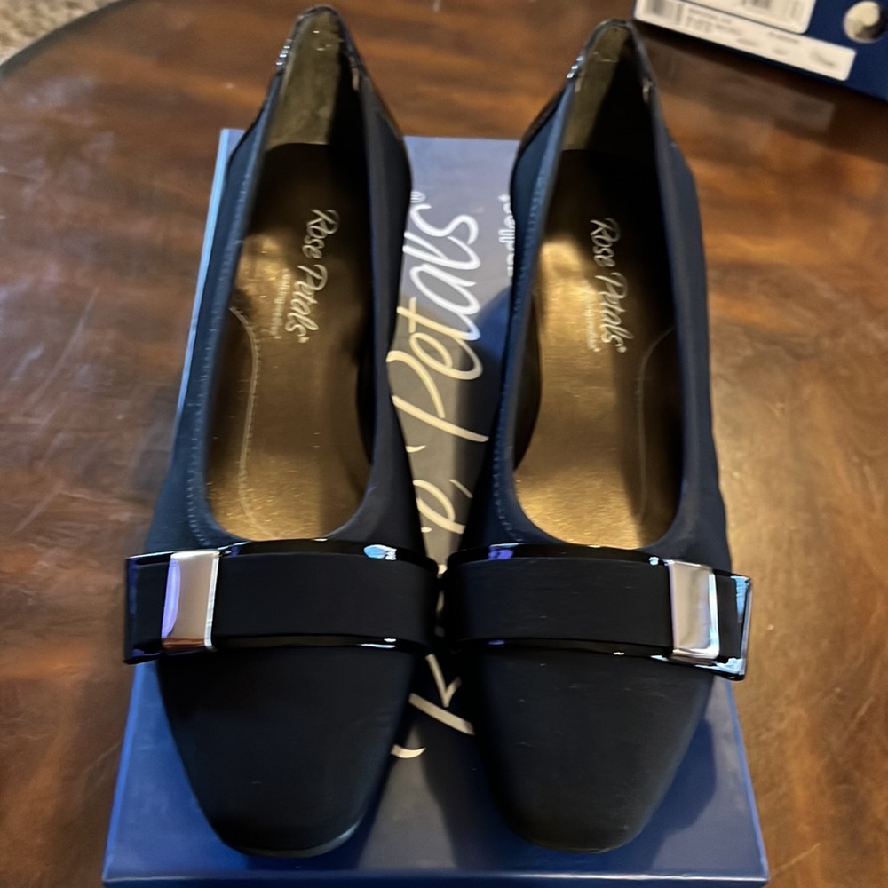 (181) NWT ladies black micro flats by Rose Petals/Walking Cradles. Size 6 1/2